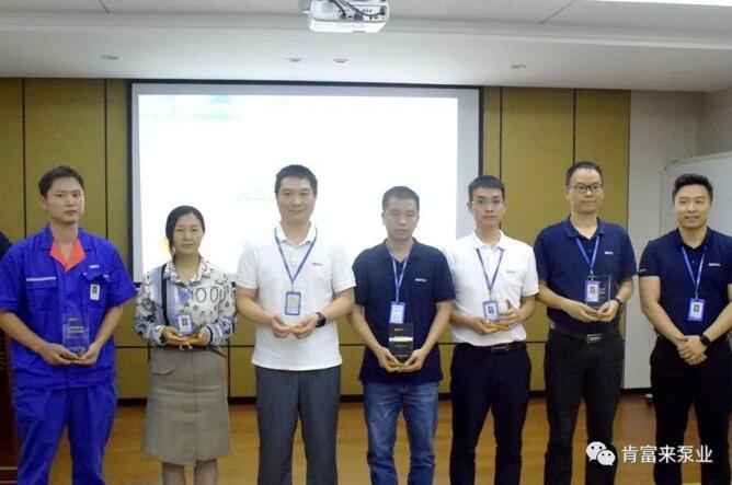扬州晨熙电子商务解决方案有限公司陈迪总经理为突出贡献团队代表颁奖